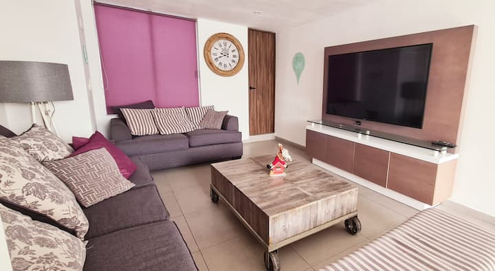 Chumba cha televisheni kilicho na Televisheni mahiri ya Inchi 60, pamoja na Amazon, Netflix, Smart +, Apple Tv, tayari kutazama, hakuna haja ya kuweka usario. Chumba kizuri sana na chenye nafasi kubwa kwa watu 8. 