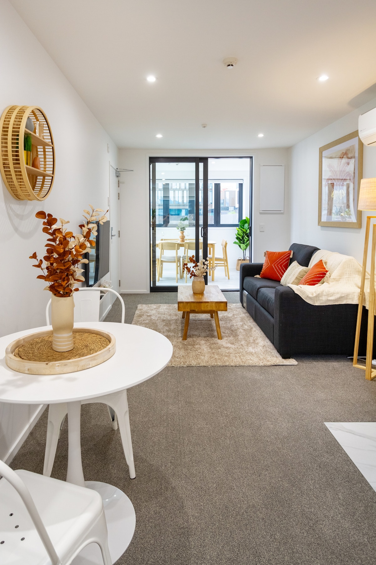 วิวภายในห้องนั่งเล่น
โต๊ะ/เก้าอี้
รับประทานอาหารตกแต่งโซฟาที่สะดวกสบาย
