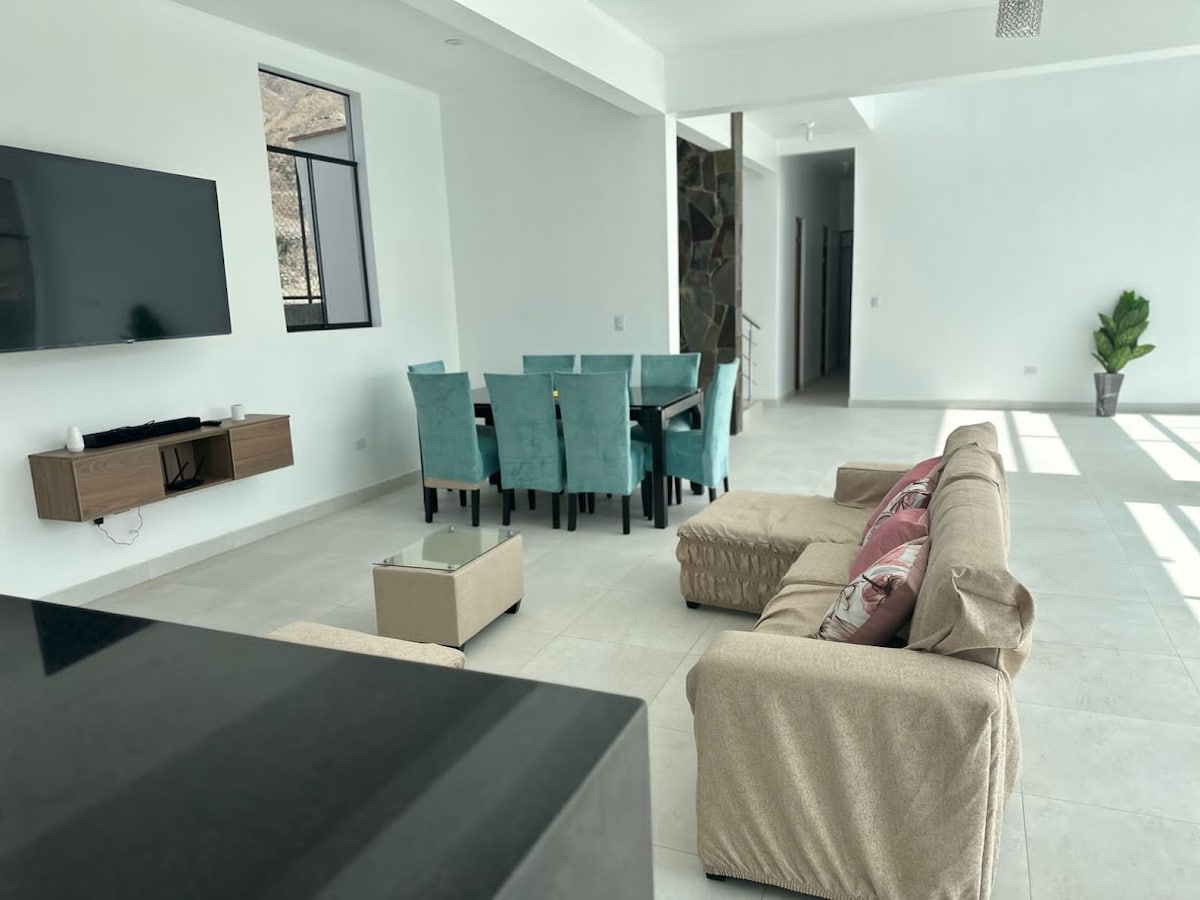 Woonkamer, voorzien van een tv, internet, luidspreker en tafel.