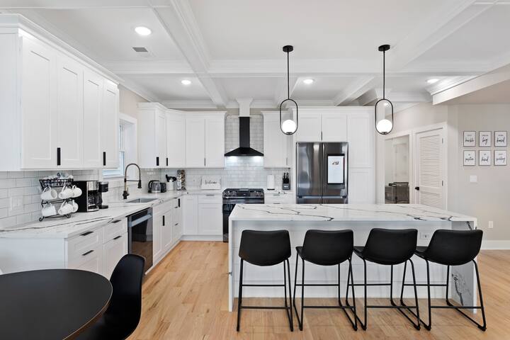 *NEW! Penthouse with Roof Deck* gallery image 5