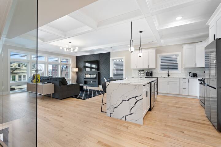 *NEW! Penthouse with Roof Deck* gallery image 3