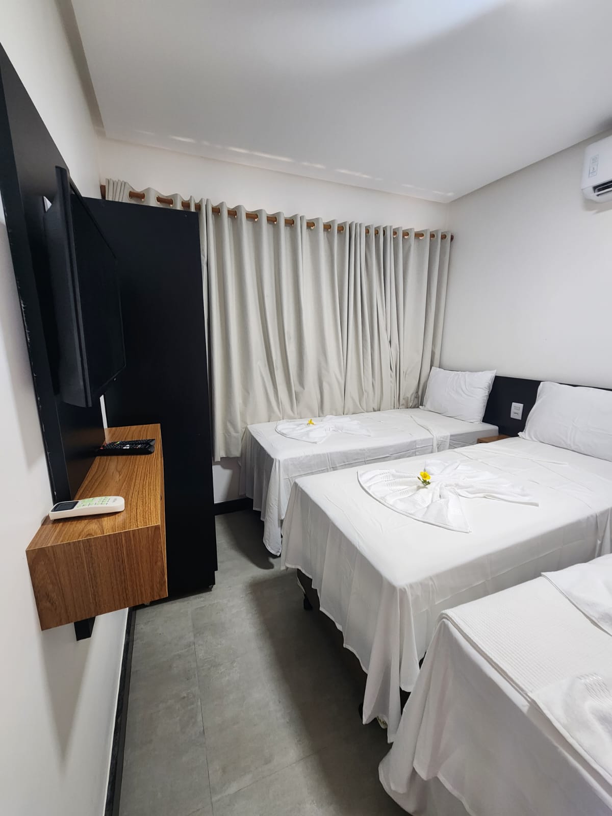 bedroom with 3 single beds