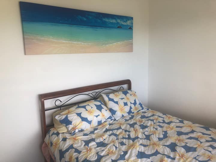 ห้องนอนขนาดกำลังดีพร้อมวิวเตียง QS และวิวทะเล 