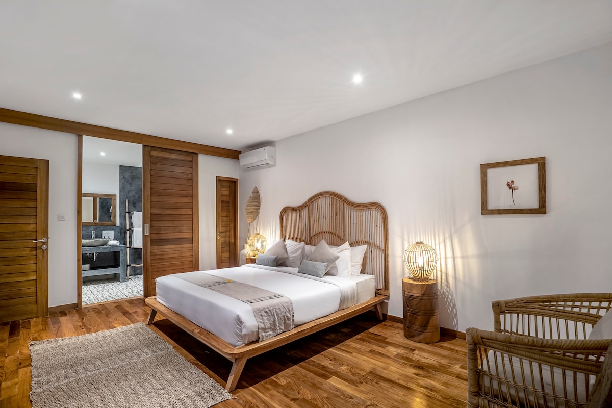 Დატკბით ლუქს-კლასის საცხოვრებლით ჩვენს ვილის საძინებელში, სადაც ყველა დეტალი ჩურჩულებს დასვენებასა და დახვეწილობას