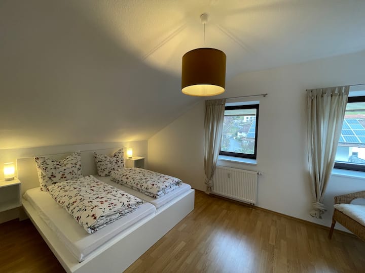 Пространа спална соба со брачен кревет (1,80м x 2,00м)
