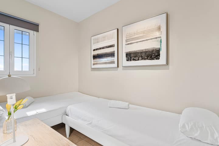 Chumba cha pili cha kulala chenye vitanda 2 vya mtu mmoja.