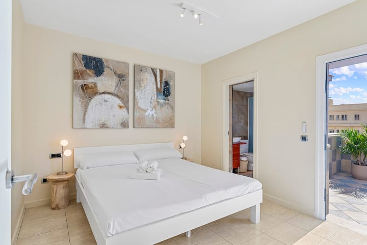 Chumba kikuu cha kulala kilicho na bafu la ndani na ufikiaji wa mtaro.