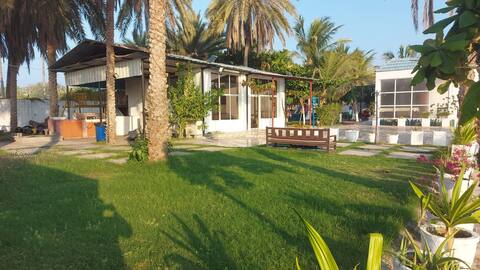 Al Dhalal Farm Villa, Seaside Haven with Pools