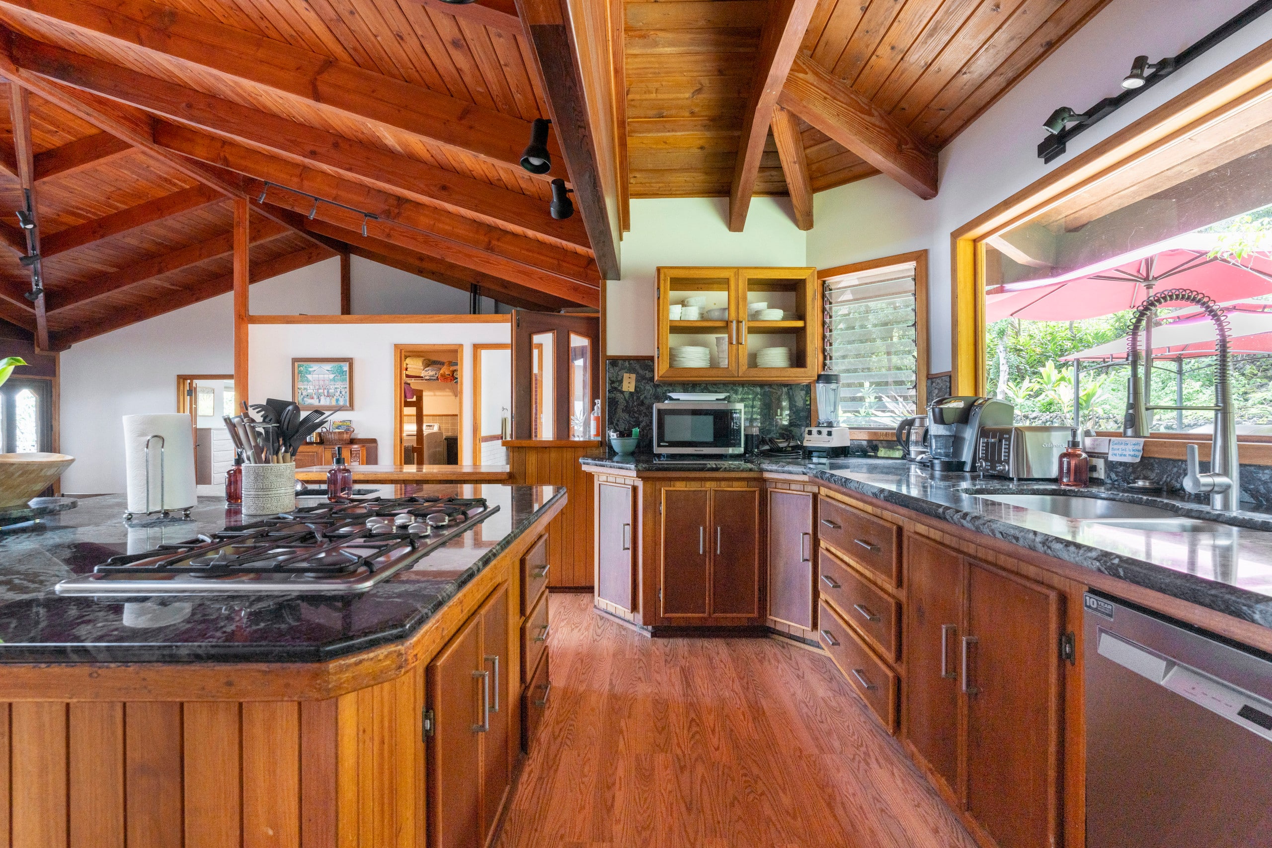 Home in Kailua-Kona · ★4.88 · 5 bedrooms · 15 beds · 4.5 private baths - Image 14