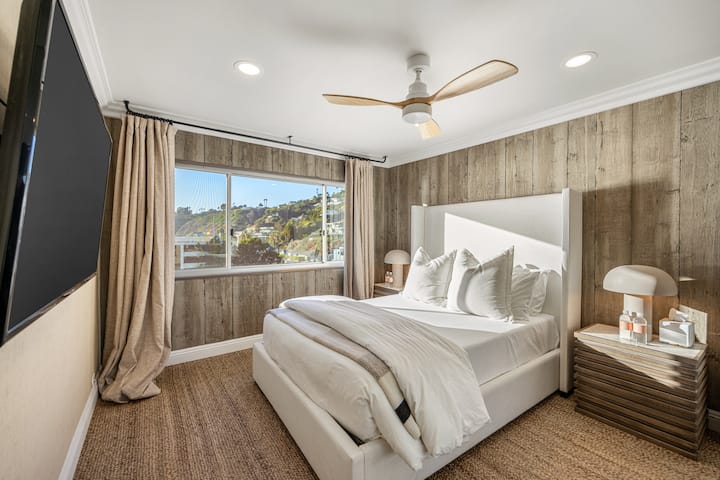 การพักผ่อนที่ผ่อนคลายด้วยผ้าปูที่นอนสไตล์โรงแรมและม่านบังแสงสำหรับค่ำคืนที่เงียบสงบ