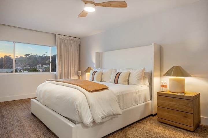 ตื่นขึ้นมารับแสงสีทองและวิวทะเลในสถานที่พักผ่อนในห้องนอนของผู้เข้าพัก