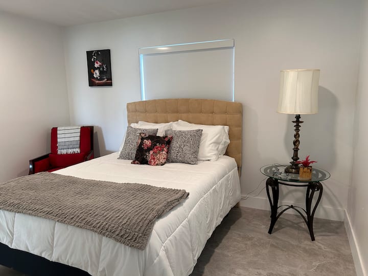 Chumba cha kulala cha msingi - Kitanda cha starehe cha ukubwa wa malkia