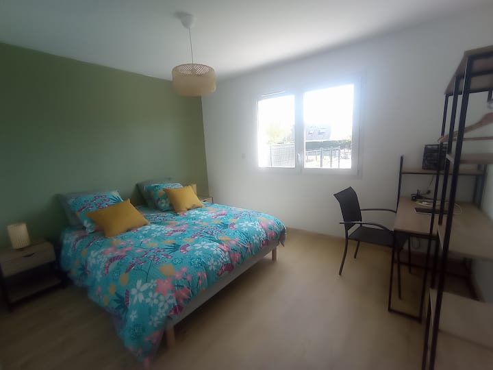 Dormitorio 1 con zona de oficina planta baja 