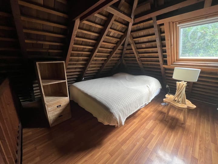 Ანტრესოლი ( ან  ოთახის ნომერი 2 ) აღჭურვილია 2 ორადგილიანი საწოლით 