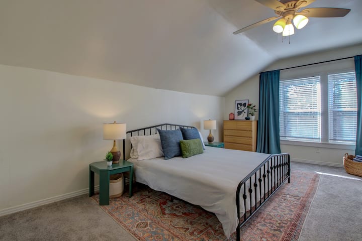 Posteľ King size je stredne tvrdý hybridný penový matrac Allswell. Predchádzajúci hostia milujú túto posteľ!