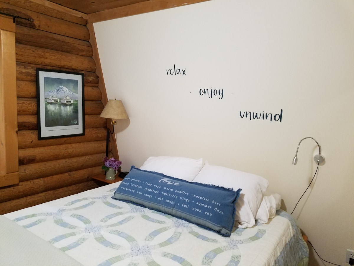 Სტუმრების საძინებელში არის კომოდი და კარადა.