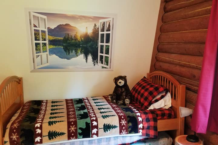 ห้องเด็กมีเตียงแฝด 2 หลังและฟูกแฝดเสริมใต้เตียงเดียวนอกจากนี้ยังมีเปลเด็กอยู่ใต้เตียงอีกหลัง