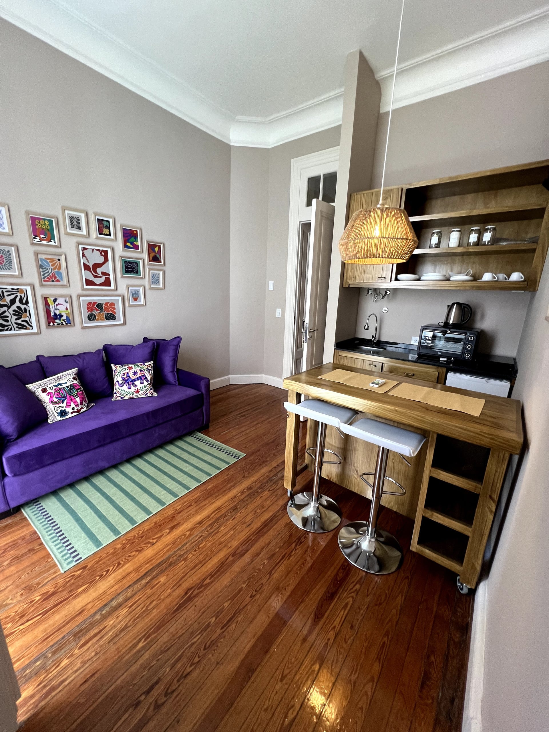 Renovated apartment with potential to combine units in Monserrat