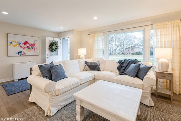 Beautifully New In Aero Estates - Naperville, IL