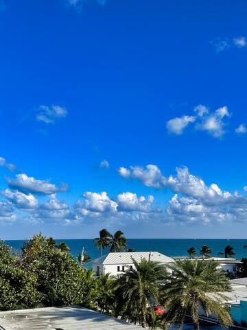 Sunny Balboa Townhouse by the beach! gallery image 3