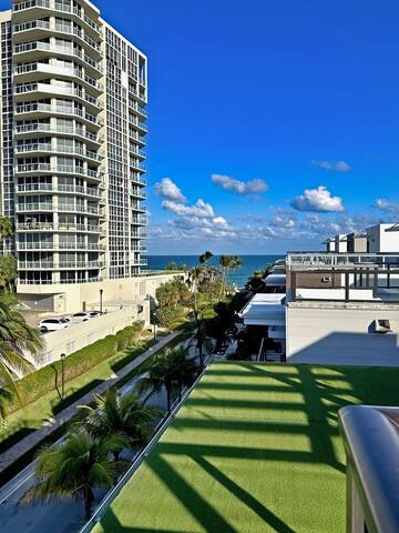 Sunny Balboa Townhouse by the beach! gallery image 4