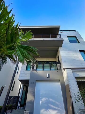Sunny Balboa Townhouse by the beach! gallery image 2