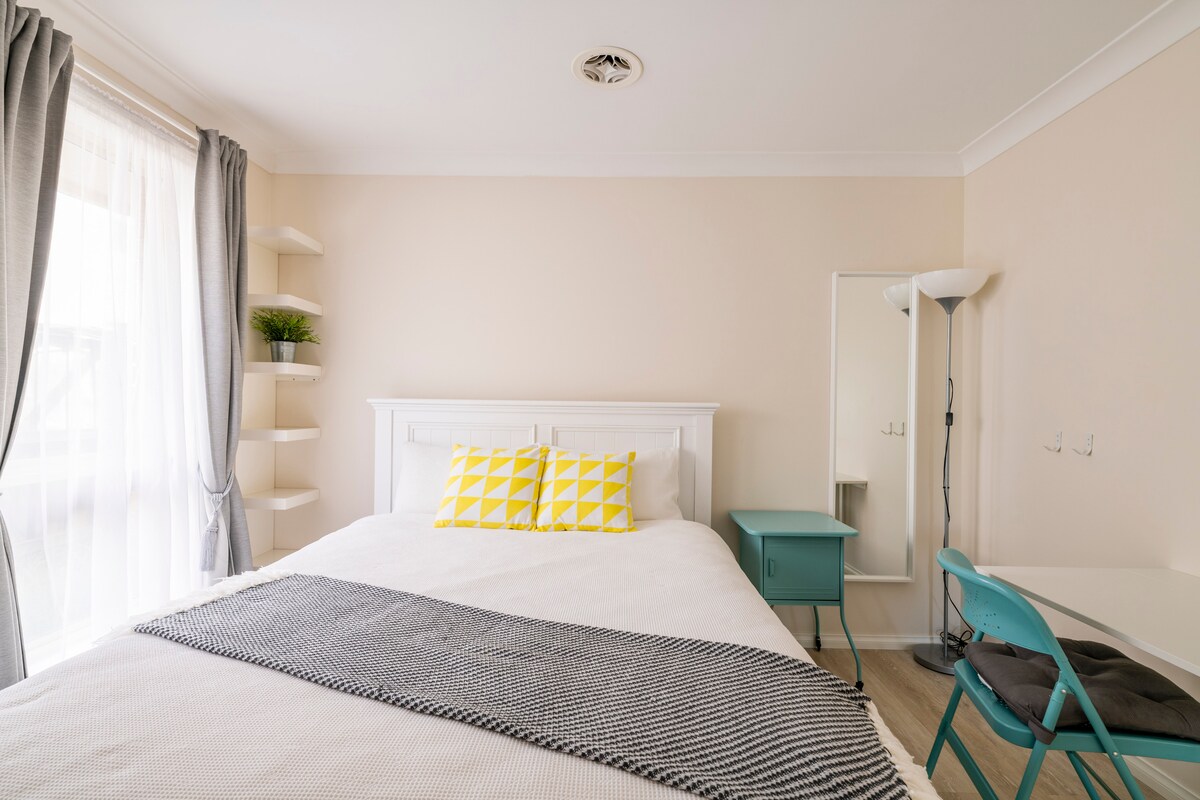 จัดเตียงควีนไซส์สำหรับผู้เข้าพัก 1 ถึง 2 คนเท่านั้น

(หมายเหตุ: มีการตั้งค่าเตียงเดี่ยวสำหรับผู้เข้าพักมากกว่า 2 คนเท่านั้นเว้นแต่ว่าคุณต้องการชำระเงินสำหรับการตั้งค่าเตียงเพิ่มเติมและค่าซักผ้าจำนวน $10 จากนั้นคุณต้องแจ้งให้เราทราบระหว่างการจอง)