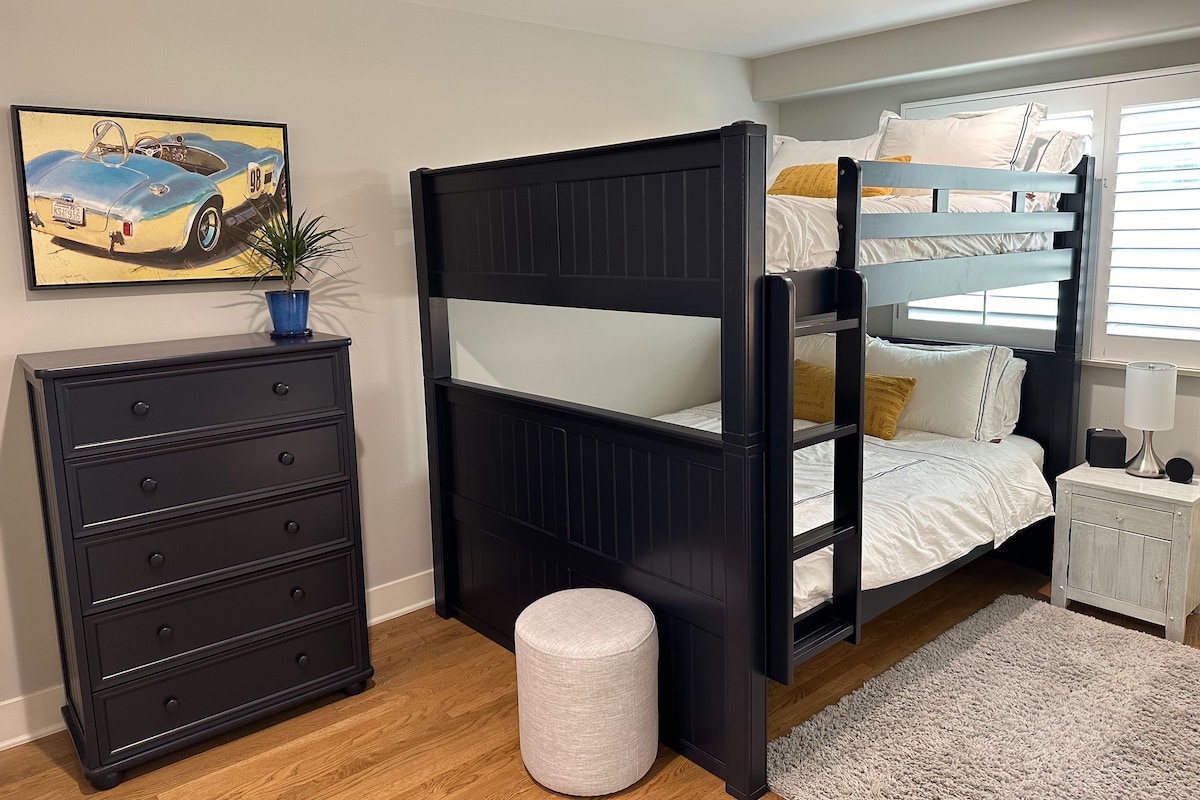 Chumba cha 2 cha kulala, kilicho kwenye ghorofa ya pili kina Queen kwenye vitanda vya ghorofa ya Queen, kabati la kuingia na bafu la malazi.