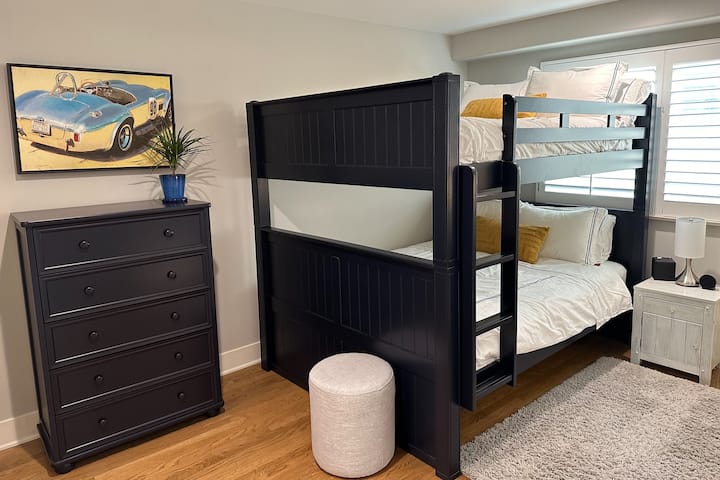 Slaapkamer 2, gelegen op de eerste verdieping heeft Queen op queensize stapelbedden, inloopkast en eigen badkamer.