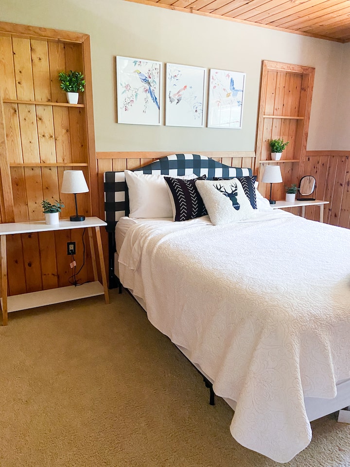 queen bed room off of kitchen