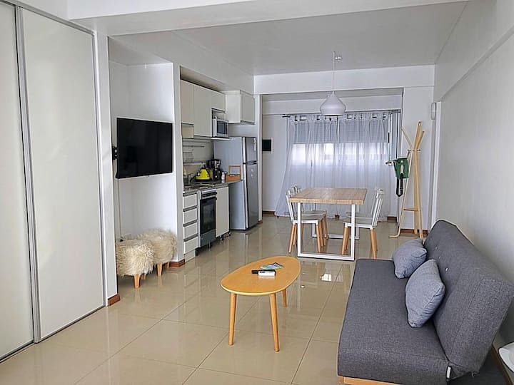 Departamento de 2 ambientes con balcón en Constitución