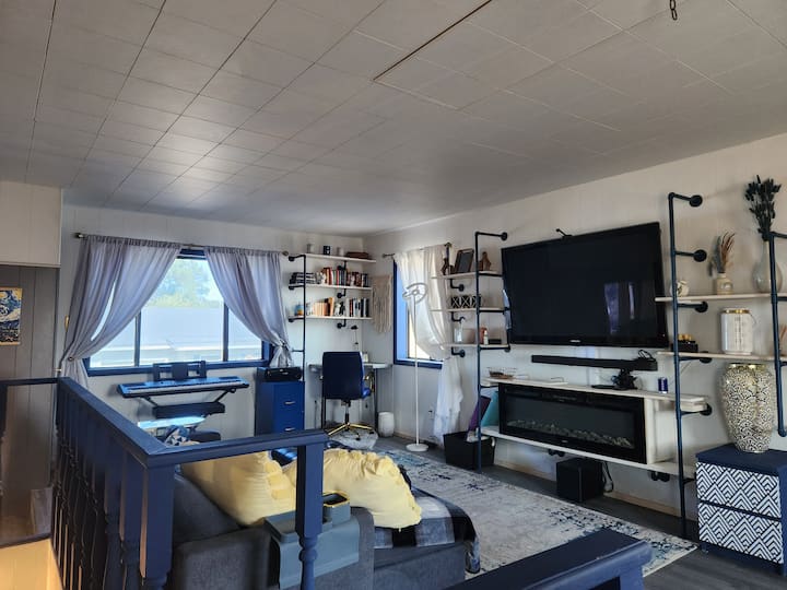 Atomic City Cosmic Retreat - Pet Friendly! - Los Alamos, NM