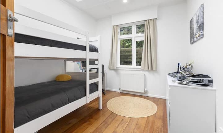 Poschodová izba. Vybavenie mierne odlišné od fotky - teraz sú tu drevené lôžka s úplne novými matracmi a perinami.