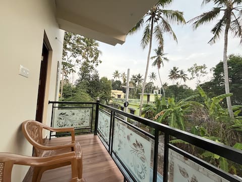 BeachHaus 1: AC 2BHK flat in 4BHK House-10MinCliff