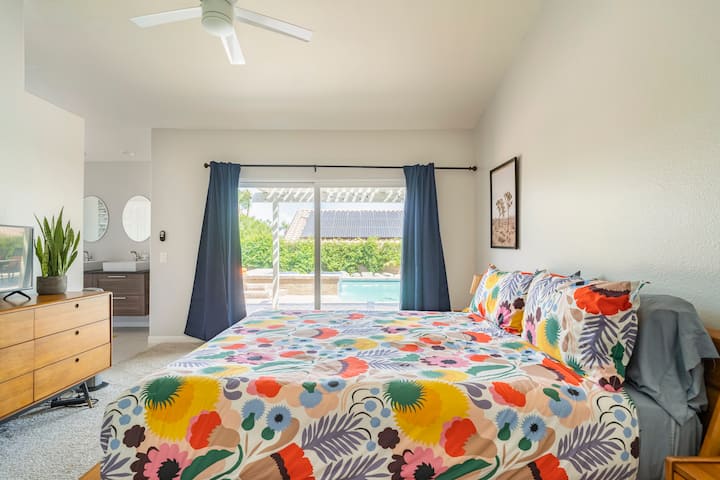 Hlavná spálňa s manželskou posteľou typu Cal. Vybavené šatníkom, sprchovacím kútom, kúpeľňou, jeho a jej umývadlom. 