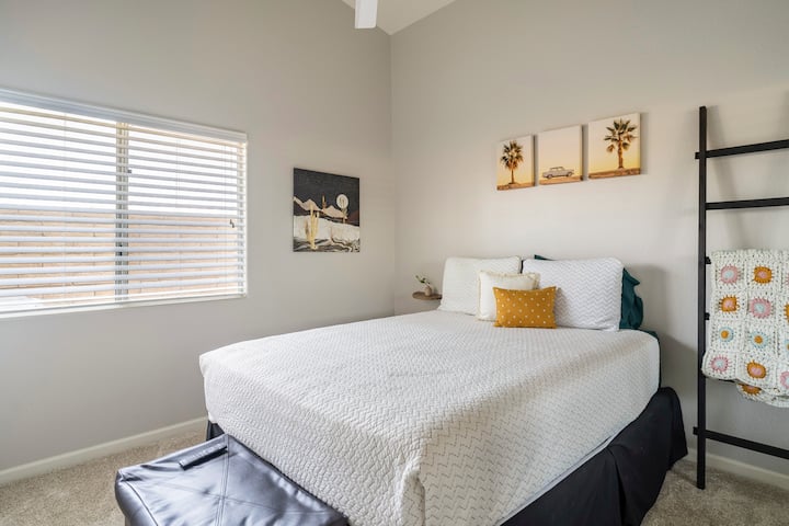 Spálňa 1 s manželskou posteľou Queen a inteligentnou televíziou