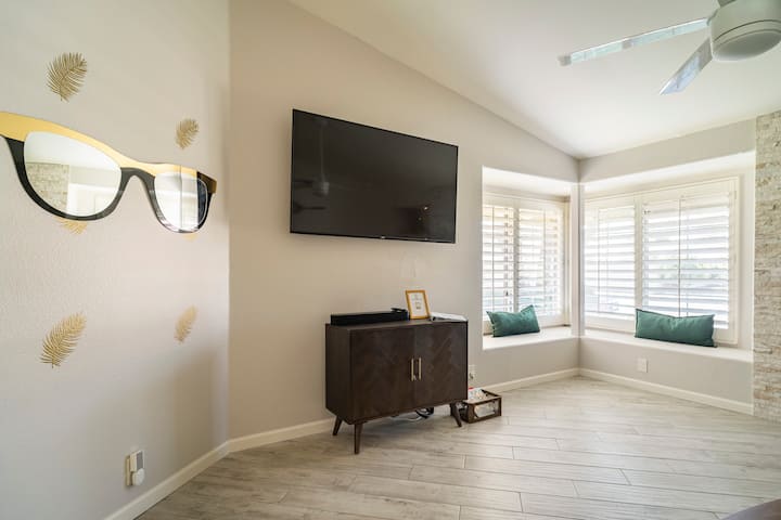 HD inteligentný televízor. Hulu je k dispozícii alebo sa prihláste do ktoréhokoľvek zo svojich účtov pomocou inteligentnej televízie