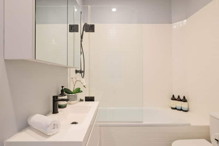 Sukin toiletries are provided.