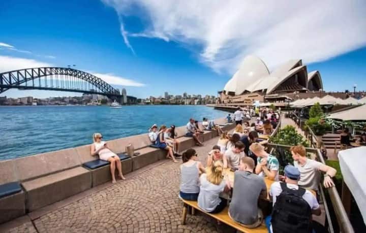 Why not end a beautiful day at the buzzing Opera Bar with amazing views of the Opera House and Harbour Bridge.