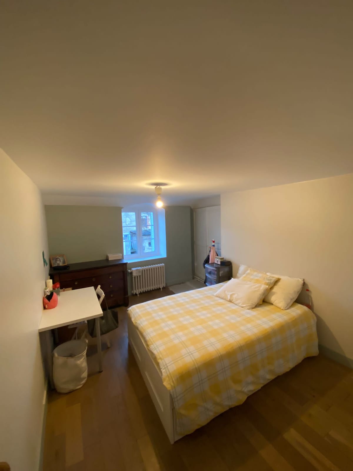 En la 1 .ª planta dormitorio cama doble con zona de trabajo y almacenamiento