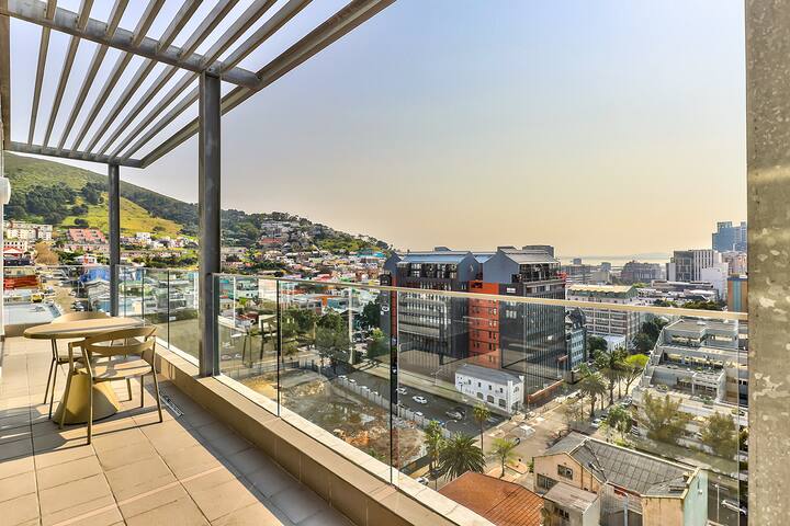 15th Floor luxury condo with back up power system gallery image 2