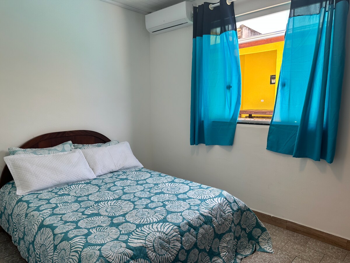 ห้อง 2
เตียงใหญ่
เครื่องปรับอากาศ