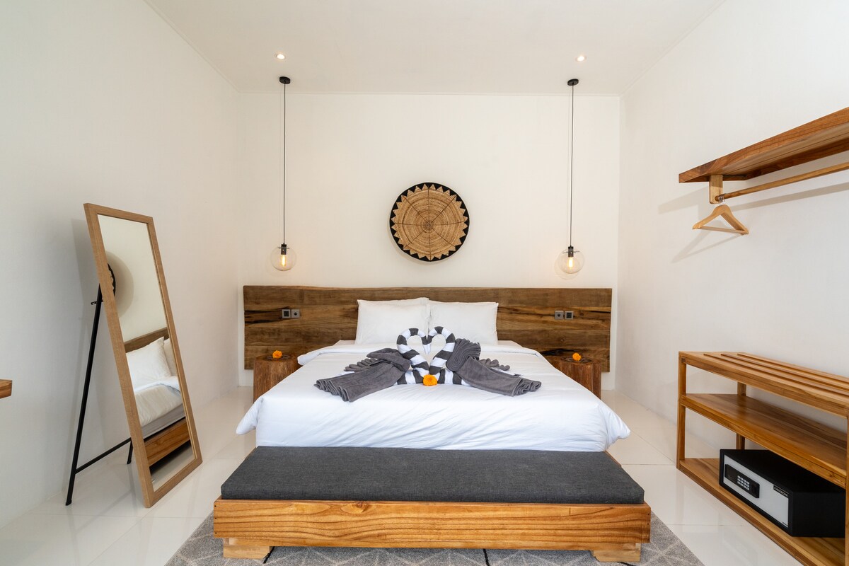 -宽敞的房间，配有爪哇定制柚木家具  
-加大双人床、4个枕头、床单和毯子  
