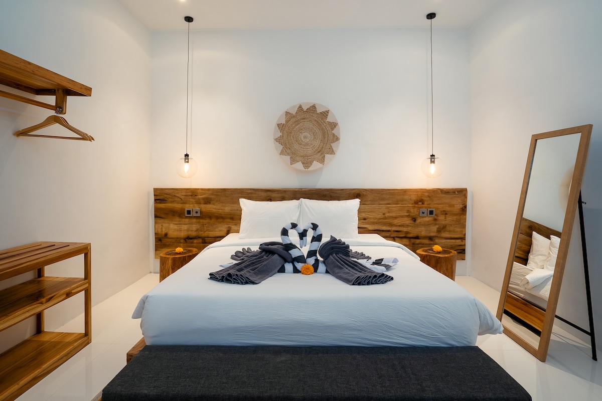 -精致的柚木家具，营造出温馨温馨的氛围  
-宽敞的客房，配有4米床头板和宽敞的加大双人床