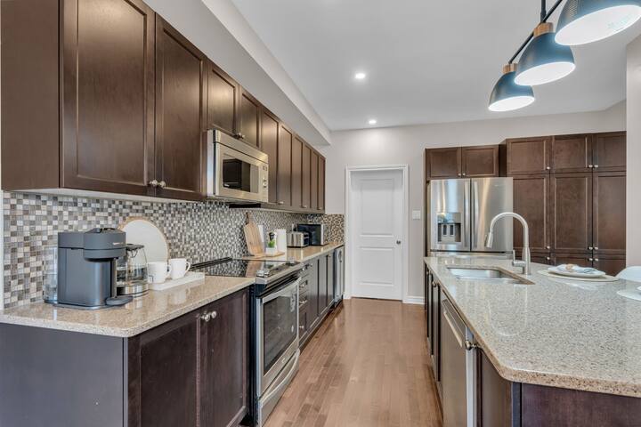 Luxurious and Beautiful, Ottawa gallery image 2