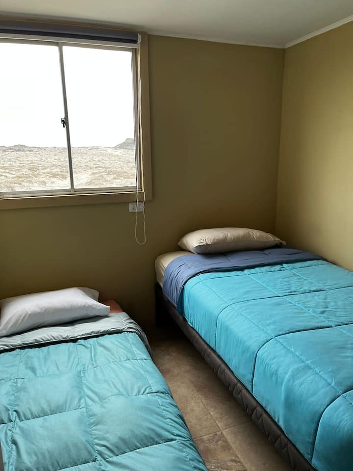 בחדר השינה יש מיטת נידו (2 מיטות) בגודל 1/2.  