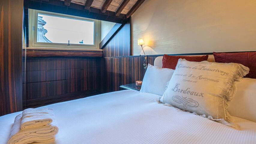 EasyTopStay – Piazza Venezia City View Penthouse gallery image 3