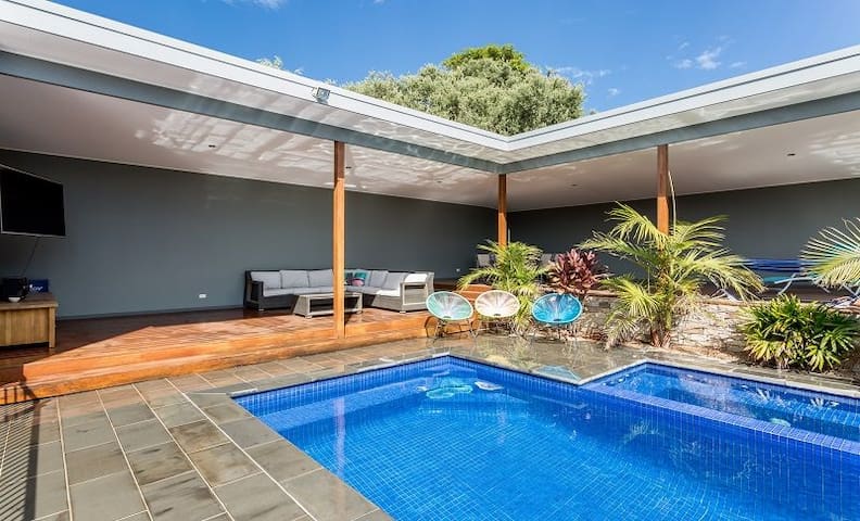 Holiday home in Rye with Heated Pool & Spa WiFi