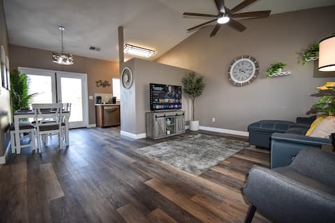 Serene Cottage W/ SPA / Game Room / Office / EV+