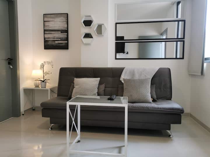 Sofa ya starehe inayoweza kubadilishwa kuwa kitanda cha watu wawili.